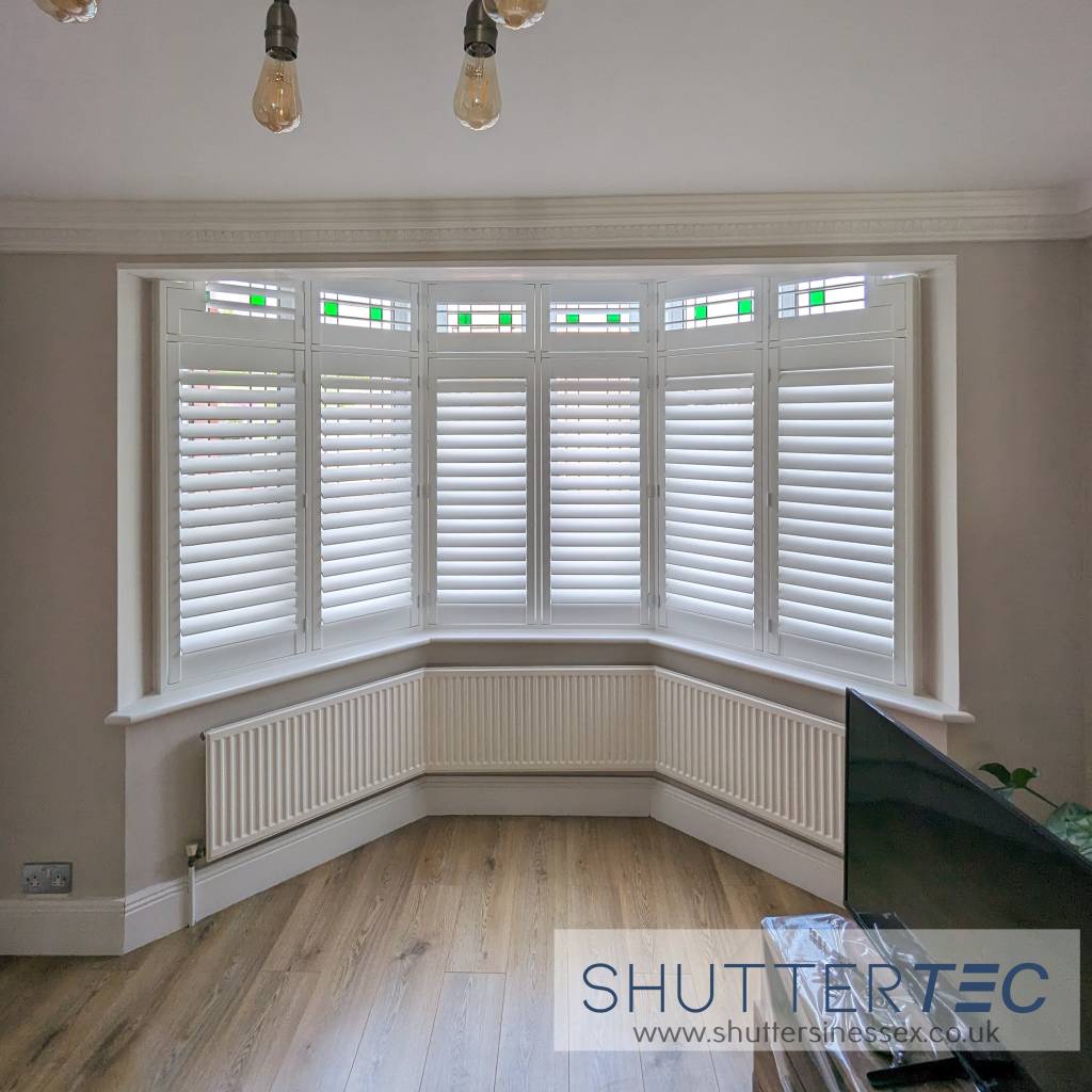 bay window shutter with beam cutout